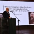 Na fotografii widoczny mężczyzna, który stoi na scenie i przemawia.