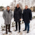 Na fotografii wójt wraz z gośćmi podczas zwiedzania Kamper Parku w Osłoninie.