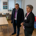 Na zdjęciu widoczny jest jeden z gości podczas zwiedzania Dziennego Domu Pomocy w Błotnicy. Na fotografii widoczny jest także pracownik GOPS-u.