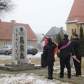 Na zdjęciu widoczny jest poczet sztandarowy oddający hołd przy pomniku.