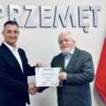 Na zdjęciu wójt oraz przedstawiciel klubu "Gambit Bucz"