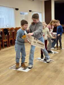 Zawody sportowe, wyścigi rzędów na gazetach.