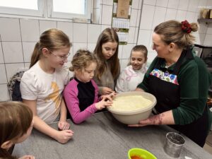 Dzieci podczas warsztatów pizzy.