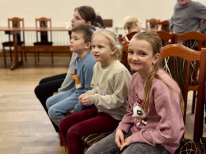 Dzieci grają w "krzesełka".