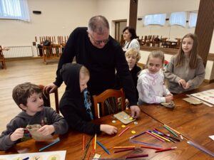 Sołtys gra z chłopcem w "Kółko i krzyżyk"
