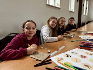 Cztery dziewczynki tworzą prace plastyczne.