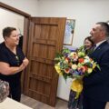 Wójt i Dyrektor GCKiB wręczają kwiaty Dorocie Wellman.