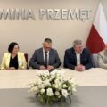 Na fotografii wójt, starosta wolsztyński, wicestarosta oraz skarbnik gminy. Wójt podpisuje umowę.