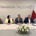 Na fotografii wójt, starosta wolsztyński, wicestarosta oraz dwóch skarbników. Starosta oraz wicestarosta podpisują umowę.