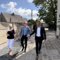 Na zdjęciu zastępca wójta, sołtys i radny. Idą wzdłuż jednej z dróg.
