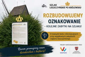 Grafika informacyjna dotycząca rozbudowy oznakowania „Szlaku Leszczyńskie po Królewsku”. Po lewej stronie znajduje się zdjęcie tablicy informacyjnej oznaczonej złotą koroną, ustawionej przed wiatrakiem i otoczonej zielenią. Po prawej stronie widnieją logotyp Regionu Leszno oraz symbol szlaku z koroną, a także napis: „Szlak Leszczyńskie po Królewsku. Rozbudowujemy oznakowanie – kolejne zabytki na szlaku!”. Poniżej zamieszczono informację: „8 nowych tablic informacyjnych przy wyjątkowych zabytkach regionu leszczyńskiego”. Na dole widnieje hasło: „Razem promujemy nasze dziedzictwo i historię!” oraz informacja „Projekt współfinansowany przez” wraz z logotypami Wielkopolski i Samorządu Województwa Wielkopolskiego.