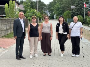 Na fotografii widoczne osoby obecne na odbiorze.