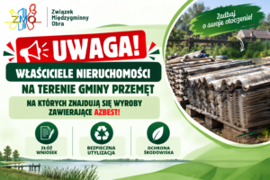 Grafika informacyjna Gminy Przemęt dotycząca wyrobów zawierających azbest. Na plakacie widnieje duży czerwony napis „UWAGA!” oraz informacja skierowana do właścicieli nieruchomości na terenie gminy Przemęt, na których znajdują się wyroby zawierające azbest. Po prawej stronie przedstawiono składowane płyty azbestowo-cementowe. W dolnej części znajdują się trzy symbole dotyczące złożenia wniosku, bezpiecznej utylizacji i ochrony środowiska. Całość utrzymana jest w zielono-białej kolorystyce.
