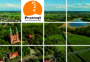 Obrazek przedstawia krajobraz obejmujący kościół pw. św. Jana Chrzciciela w Przemęcie oraz teren wokół niego. Na obrazku widnieje również logo Gminy Przemęt.